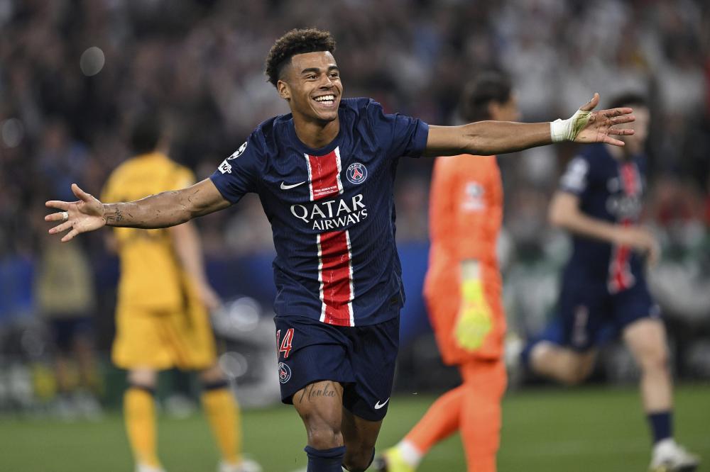 混团世界杯：国乒8-2法国，6连胜！王曼昱救4个局点，大胖惨遭逆转